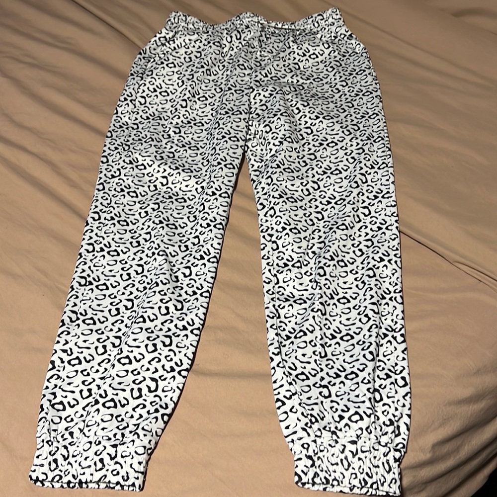 NWT joggers white leopard